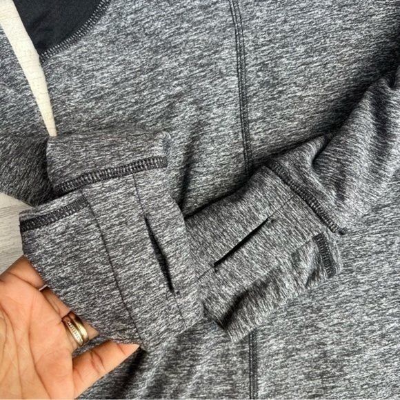 Lululemon Run Your Heart Out Size 8 Gray‎ Sweater w Thumbholes Activewear Yoga - Picture 13 of 15